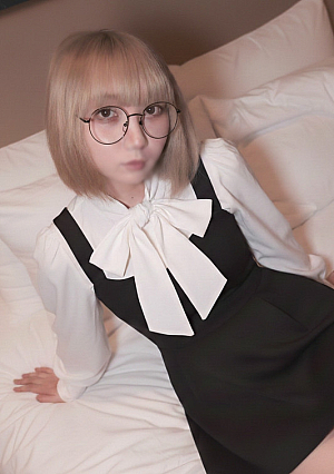 低身長18歳超敏感少ジョがラブホで限界突破♡電マで小さな喘ぎ声が漏れバック激ピストンでピンクパイパンマンコに中出し種付け