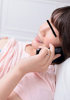 息子の友達に強引に抱かれるも感じまくりのスケベな母