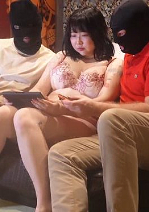 [無.再贩]Jカップ爆乳美女初撮り、黒人×白人の極太チンポ2本で激ハメ、汗だくハードコア3Pで2連続生中出し[海外版]特典付