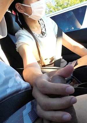 [個撮・車内セックス]<凄テク手コキのセフレちゃん〉昼間のドライブ中にチンポしごかれフル勃起!隣の車から見られて大興奮!!辛抱たまらずオマンコ挿入ピストン!