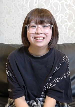 [購入者特典/レビュー特典 有]（初撮り）149cmミニマム眼鏡オタク美女が初のハメ撮りに挑戦エッチの経験が少なく感度が抜群なためイキまくり外出しの約束だったけど内緒で半中出しで種付け完了