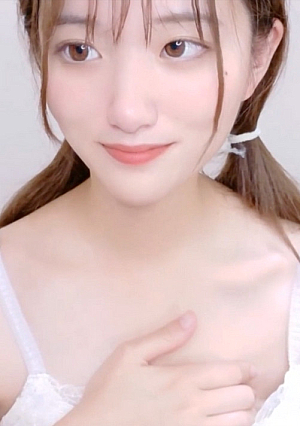 大胆くぱぁを見せつけてくれる黒髪で色白清楚さん