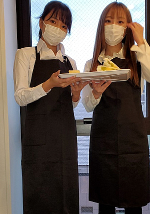 バイト仲間のカフェ店員・黒髪のあの子と巨乳のあの子と3P※オープン記念特価明日まで