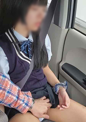 府立普通科③長い黒髪の女の子卒業後田舎を出る為、知らないおじさんに身体を売る