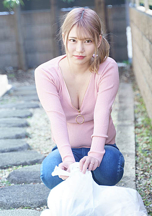 谷間全開でゴミ出し場所に来る人妻は性欲を持て余しているはず！