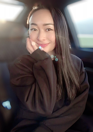 「近所にこんな奥様いませんか」綺麗系の美魔女妻と白昼の車内不倫へ・・真っ赤な口紅がよく似合うエロ顔に勢いよく大量射精