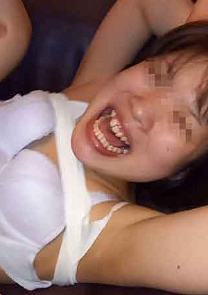 【個人】白目剥いて絶叫する人妻、大量潮吹きで崩壊寸前