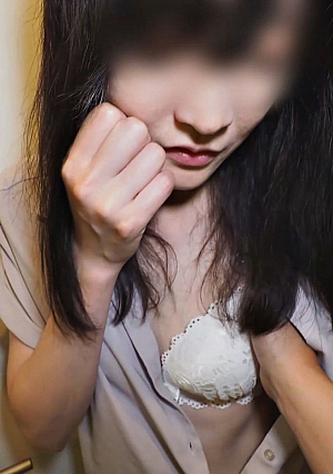 1本のおまけ動画あり 【無修正ｘ個人撮影】若い男と不倫をしたい強欲妻が、不倫相手に会う為に旦那を寝落ちさせて自宅に呼び出し旦那が寝ているアパートの浴室で大胆SEXで欲を満たす人妻
