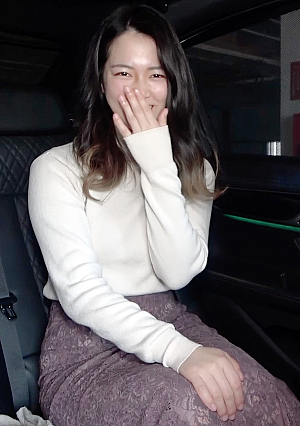 【人妻車内不倫】こんな美人な奥さんが実在した圧倒的な美貌で初老の竿を吸い上げるフェラチオ、あっという間に射精させてしまう
