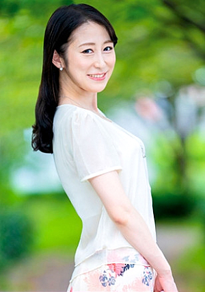 色白美肌の清楚妻実際は性に貪欲なドスケベ奥様マッチョボディの激しいピストンに昇天中出し性交