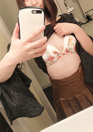 ※訳あってサンプルは顔を隠してます【４K撮影】本編顔出し【つるつるパイパン】【結婚歴2年】生活費を工面するため夫以外のチンポを初挿入ｗ欲求不満すぎる人妻とパコパコ→びしょ濡れマンコに勝手に生ハメ中出し
