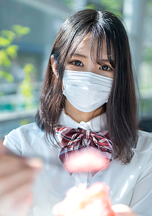 初撮影個数限定【無修正】幼さの残る色白清楚な美◯女J◯の胸には完熟美巨乳が備わっていた・・・巨乳を揺さぶり続けメリメリと音が出そうな程狭い膣に2回中出し
