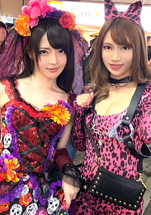 渋谷ハロウィン当日大騒ぎ逮捕者続出のさなか、仮装ナンパ師突入ピンク女豹の巨乳ギャル＆小悪魔セクシーな美女2人組にワンチャン狙いでグイグイ声掛けー暴徒と化したパリピたちを横目に、ホテルで4P乱痴気騒ぎ