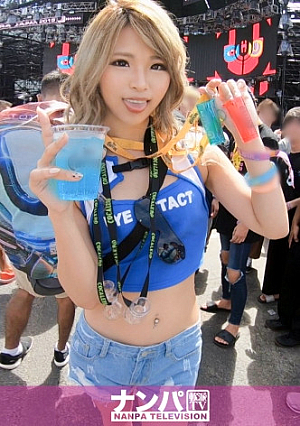 フェス会場でナンパしたスタイル抜群ノリノリギャルとホテルでシャンパン片手に3P開催