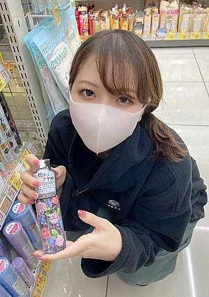 飲食店の看板娘で、言い寄る男をあしらうスレンダーで美巨乳な女をカメラで辱める