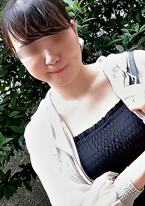 Uncensored x Personal Shooting A super perverted young wife in her 30s takes a walk on the roadside with a vibrator inserted and masturbates in an open-air bath