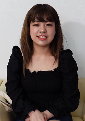輝く笑顔の20歳のJD純粋な妹系女子が大きく頬張り深く咥えるねっとりフェラで大人の汚れたチンポをジュボジュボ即ごっくん※レビュー特典は4K高画質