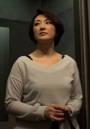 息子の家庭教師のマッチョな男と不倫してしまう人妻
