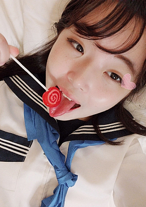【無修正】18歳にそこまでやるかジューシーで美味しそうなカラダ...熱く濡れた18歳のワレメに極太チンポをぶち込むセー〇ー服色情飼育係 / つぼみ(18歳)