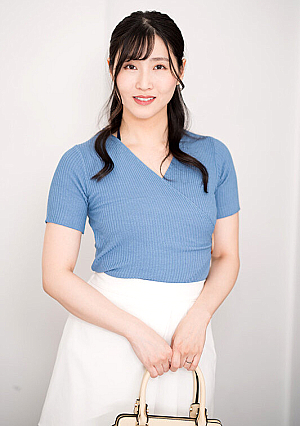 人妻限定高級エステサロン 無料体験チラシを持ってきた人妻ゆかりさん