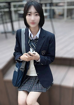 A short-cut big-breasted girl who aims to show her face.She goes to a hotel with her uncle for the first time.