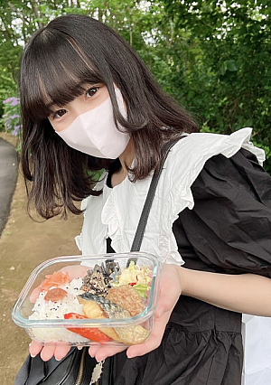 自分の変態性に目覚め始める 快感への好奇心を隠せない専門学生 野外で口に入った体液を一滴残らず笑顔で飲み干す さらに密室に連れ込まれ中出しされる彼女の細い体