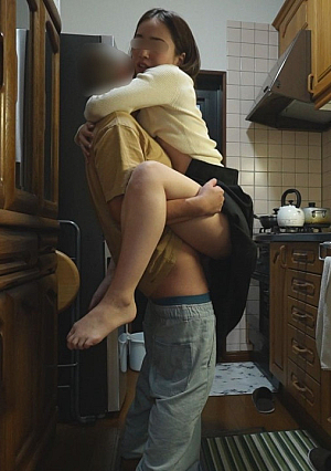 [Uncensored x Personal Shooting] **px***pszp A miraculous 40-year-old beautiful witch is engaged in sexual work even though her husband is in the next room in broad daylight. She is in the cowgirl position fully clothed in the kitchen of her home. I get creampied...