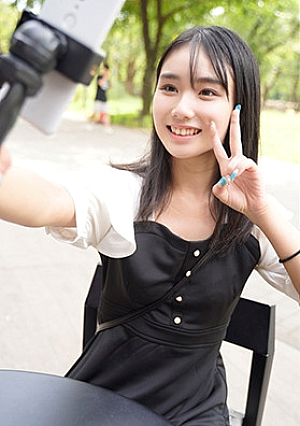 素人JD【限定】しおんちゃん21歳 アイドル顔負けのルックスを売りに配信活動している人気者JDファンにバレたらアウトなのに能天気に遊びまくっている男好きなJDに中出しSEX