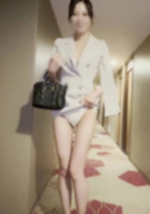Treasured A top-class fashion model a beautiful naked body with an overwhelming style and sophisticated beauty at the age of 19 She shows off her beauty and beautiful legs to a man walking around the town and shows off her short exposure and off-paco sex video with a fan