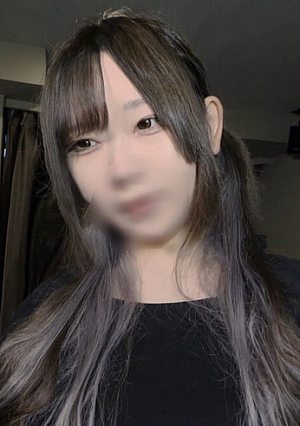First shot: Concafe clerk, 20 years old. Since she's a regular, she says, "I can't really do it, it'll be dangerous if I find out,'' I have a secret meeting before my part-time job, feeling like I'm in trouble.