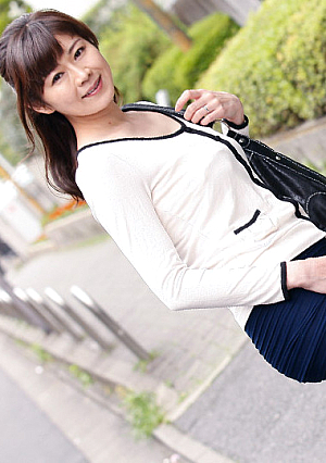  A married woman doesn't know what to do with a beautiful mature body