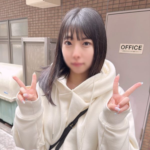 For a petite Kansai lady who has just moved to Tokyo, she once again serves her penis with a rich blowjob and is impregnated with a piston deep in her vagina while having her fair-skinned beautiful butt rubbed!