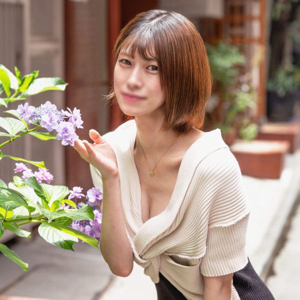 A beauty club member who is fluent in languages ​​and has good looks, pushes KAO's pleasure limits from behind and squeezes her pussy from above, "Poke my breasts L'' and cum on her face with the whites of her eyes