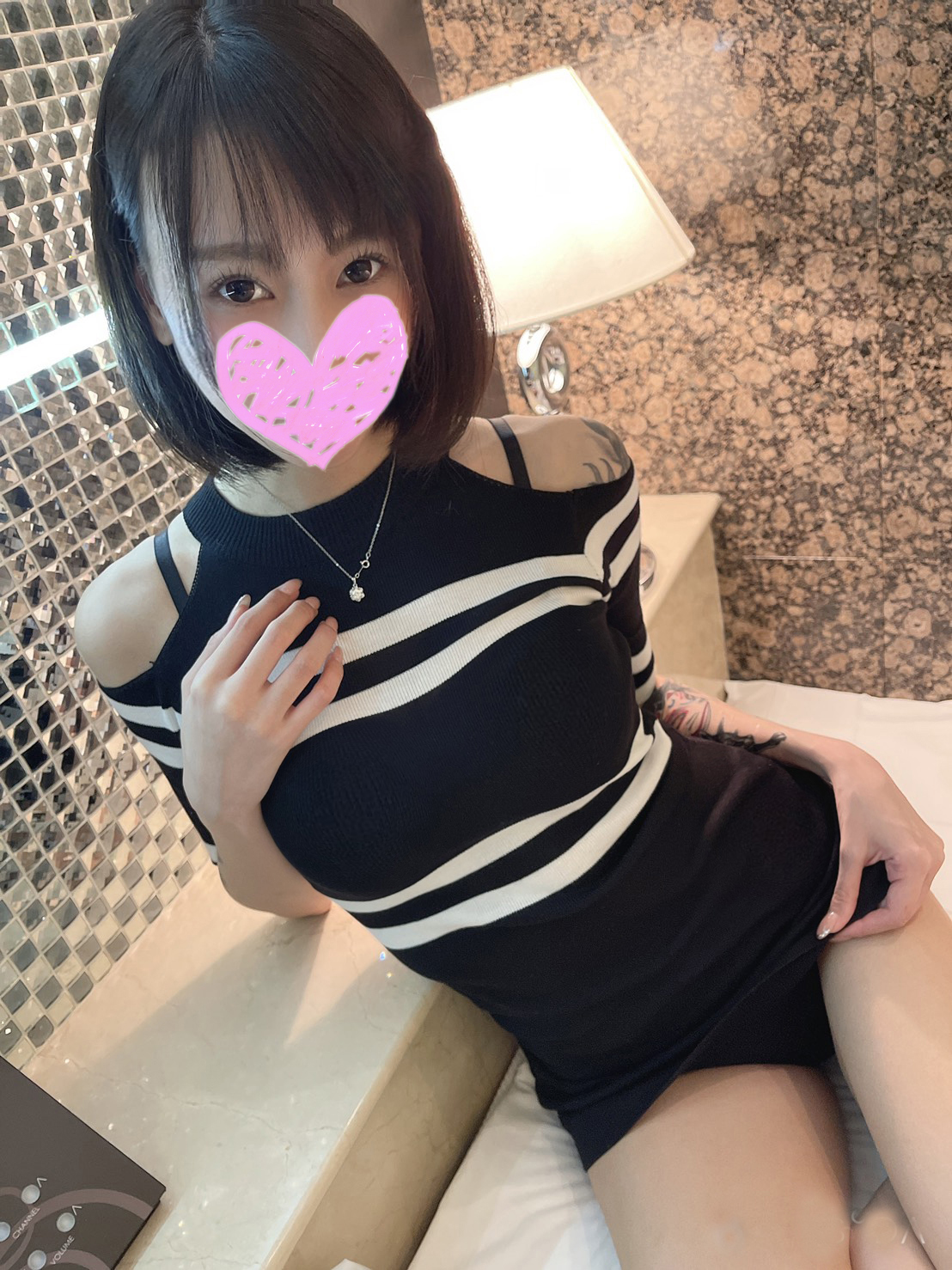 Personal shooting SEX out to a beautiful receptionist who is addicted to cock who can not help but begging for an erection cock while dripping lewd juice from a nasty pussy Receptionist Tsubasa 24 years old