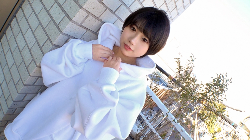[Surprisingly perverted with a cute face] A sharp girl who came to an AV shoot wearing a baggy hoodie and not wearing trousers or skirts (panties as soon as she turned the hoodie). AV application AV experience shooting 1982