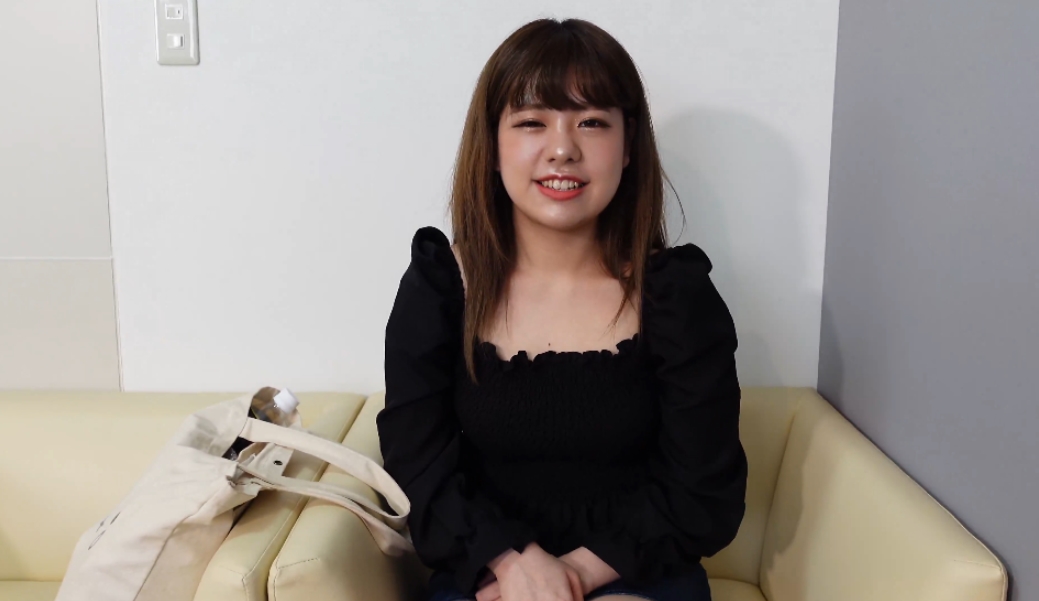A 20-year-old JD with a shining smile a pure younger sister-type girl sucks her big cheeks and sucks deeply with a soggy blowjob that makes an adults dirty cock jubojubo immediately The review privilege is 4K high image quality