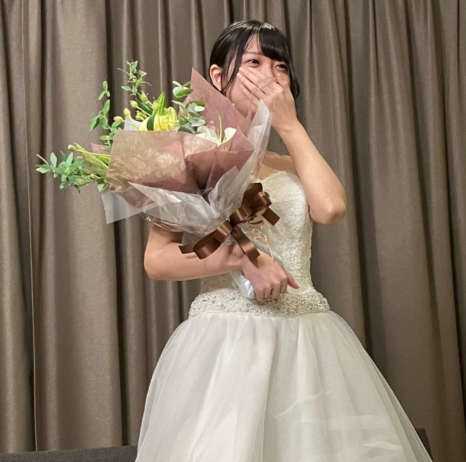 Finally on sale Erika-chan Tears of Graduation Wedding Fans Pre-sale version with a photo book as a reward at a personal photo session for Thanksgiving